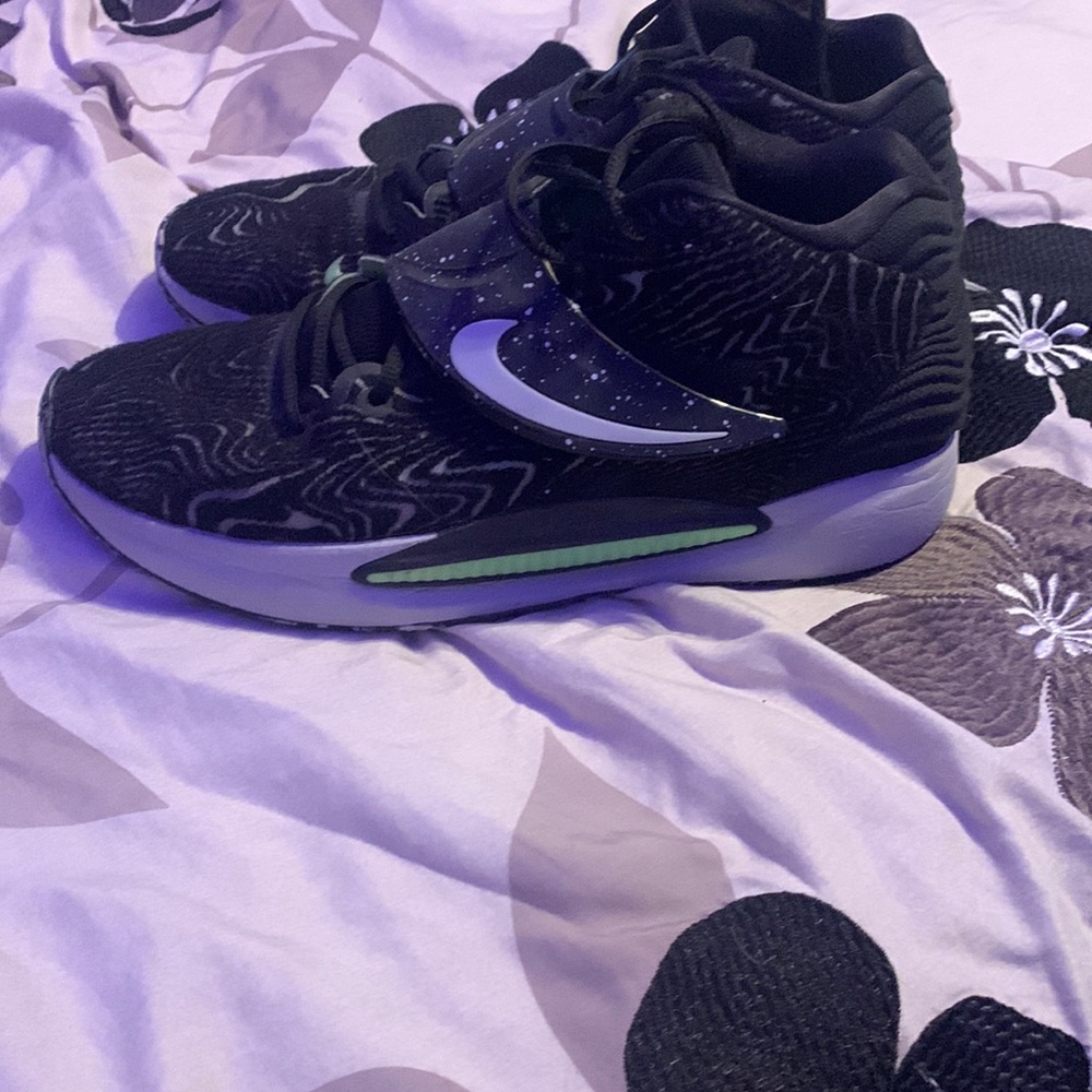 KD 14 limited edition slightly used but still in good condition. worn 5 games